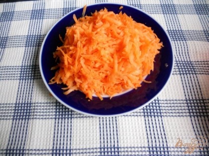 Морковь также чистим и натираем на терке.