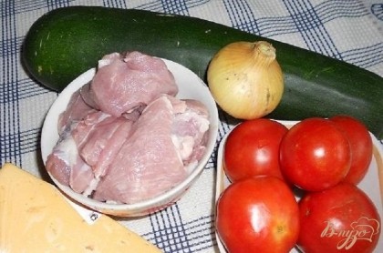 Подготавливаем все продукты: мясо промываем и промокаем чистой салфеткой, моем кабачок, помидоры и базилик.