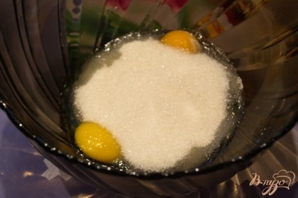 Два яйца взбить с сахаром.