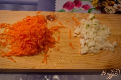 Морковь и лук вымыть, очистить. Морковь натираем на терку, лук режим кубиком.
