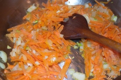 Добавить морковь. Жарим до посветления тона моркови.