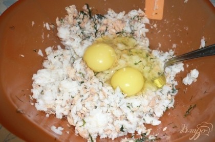 Укроп моем, нарезаем и добавляем к горбуше. Добавляем в миску к рыбе рис, перемешиваем, пробуем начинку на вкус, при необходимости подсаливаем и добавляем куриные яйца. Все хорошо перемешиваем и начинка готова.