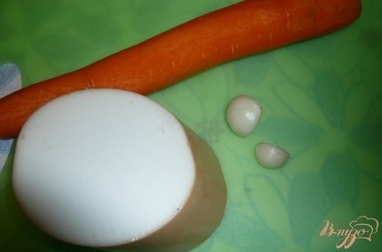 Колбасного сыра и моркови берем примерно в равных количествах, с двумя зубчиками чеснока салат будет довольно острый, поэтому если не поклонники острого, то хватит и одного зубчика.
