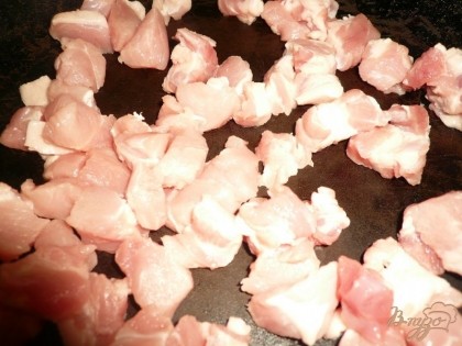 Свинину нарезаем маленькими кубиками. Затем выкладываем мясо на сковороду и обжариваем несколько минут.