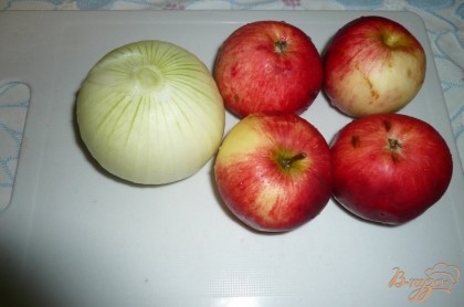 Моем яблоки, чистим лук. Одно яблочко откладываем в сторону.