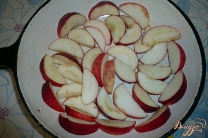 Большую часть яблок разрезаем, избавляем от сердцевины и нарезаем крупными дольками. Выкладываем яблоки на дно сковороды для духовки.