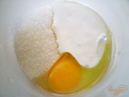 Первое что нужно сделать, это  в чаше миксера нужно взбить одно яйцо, 2 столовых ложки сметаны, и половину сахара.