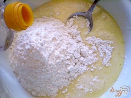 В мисочке эмалированной нагрейте маргарин (если у вас есть сливочное масло, то лучше использовать его), его нужно растопить полностью. Добавьте к нему мед или натуральный сироп, и соду. Сода в теплом маргарине сразу будет пенится. Добавляем взбитые яйцо с сахаром и сметаной. Перемешиваем. Добавляем муку (часть муки) и вливаем уксус столовый 9% (немного, только чтобы перегасить соду). И быстренько перемешиваем. Масса будет пенится.