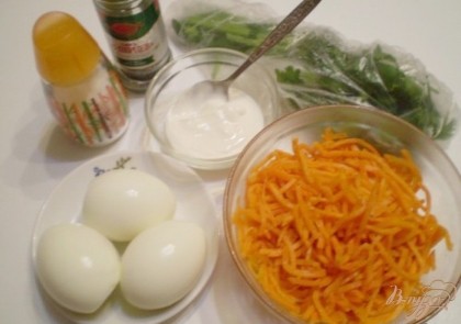 Сегодня у меня к ужину в комплекте с овощным салатом яйца фаршированные морковью по-корейски. Вкусно, остро, сытно и быстро. Приступим к процессу. Приготовьте необходимые продукты согласно списку. Отварите яйца "в крутую". Для этого яйца кладут только в холодную воду, доводят до кипения и варят в течении 9-10 минут при слабом кипении. Готовые яйца остудите в ледяной воде и почистите от скорлупы. Сполосните от остатков скорлупы. Морковь по-корейски подойдет как домашняя, так и магазинная. Зелень тоже подойдет любая, так как будет использоваться только для украшения, по желанию можно добавить и в начинку для фарширования яиц.