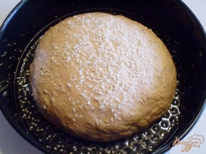 Выкладываем тесто в форму для запекания, помните, что тесто снова хорошо поднимется, не берите слишком маленькую форму, иначе вылезет всё. Можно просто на смазанном противне выпекать. Мне удобно в разъемной форме, красивый и высокий выходит хлеб. Итак, положили тесто в форму, смазали растительным маслом, посыпали семенами кунжуту и ставим в теплую духовку на расстойку еще на 30 минут. Фотографии поднятого теста нет, уж извините, не стала его беспокоить, чтобы не упало, а просто включила духовку на 160 градусов и выпекала 30 минут. Время и температуру смотрите сами, у меня электропечь, даже 160 градусов многовато, уменьшала до 150, как прогрелась. В газовых я думаю стоит до 180 увеличивать. Время смотрите по готовности хлеба.