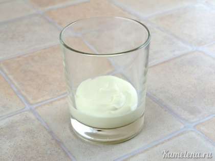 В бокалы или стаканы выложить по столовой ложке с горкой сливочного крема.