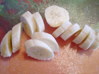 Бананы почистить, порезать на кружочки. На фото один, потому как думала одного хватит, а он маленький такой, пришлось второй потом подрезать.