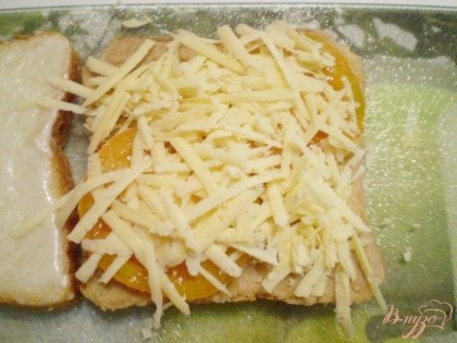 Сыр предварительно натереть на терку. Посыпать сыром помидоры. Накрыть вторым кусочком хлеба, которой смазан майонезом. Первый сэндвич готово, так же поступаем с остальным хлебом и мясным паштетом.