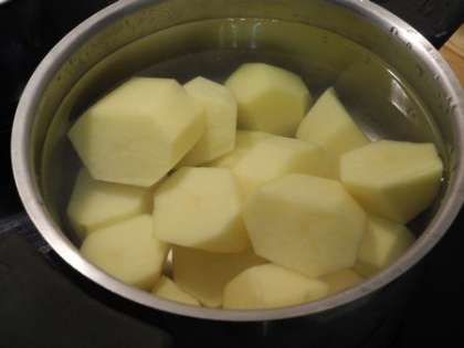 Картофель почистить и отварить в соленой воде