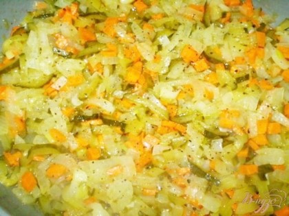 Потом добавляем морковь. Перчик молотый душистый. Еще момент. Морковь лучше всего для супа сначала обжаривать, а потом уж варить. Многие варят морковь прямо в супе, это хорошо для тех кто на диете, но полезнее все таки обжарить, так как витамин А является жирорастворимым, и переходит в масло.