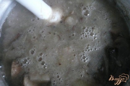 Размешиваем блендером картофель и грибы до однородного состояния. Затем получившиеся пюре доводим до кипения. На этом сам суп-пюре готов.