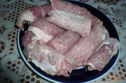 Затем берем один кусочек отбитого мяса, кладем на него несколько черносливин (2-4, зависит от размера чернослива и куска мяса) и заворачиваем рулетиком.