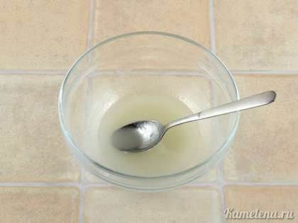 Сделать глазурь - сахарную пудру, кипяток и лимонный сок тщательно смешать.