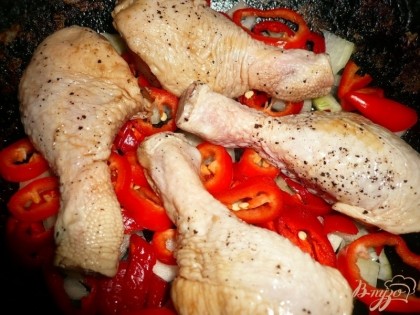 Куриные ножки кладем на перец и отправляем в разогретую духовку на 15 минут.