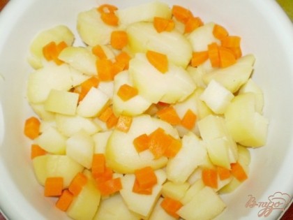 Картофель порезать крупными одинаковыми кубиками. Остатки моркови(часть я оставила для украшения тарелочки) тоже порезать кубиком. Соединяем все ингредиенты: картофель, морковь, лук, каперсы.