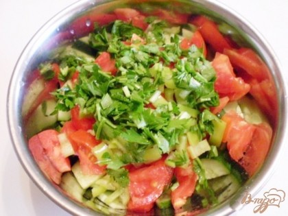 Овощи порезать. Складываем все овощи в салатник, добавляем мелко порубленную зелень. Солим. Перемешиваем.