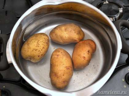 Картофель отварить в мундире в подсоленной воде, до готовности. Остудить.