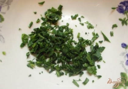 Дальше готовим сам салат. Нам понадобиться свежий шпинат. Его нужно хорошенько вымыть и отрезать ту часть, где слишком толстый стебель. Сам лист нарежьте не крупно и растолките слегка с небольшим количеством соли.