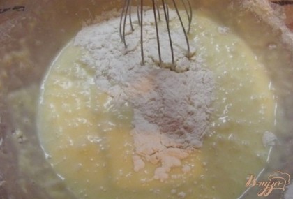 После просейте муку с содой (или разрыхлителем) и ванилью (или ванильным сахаром. Добавляйте муку в тесто порциями.
