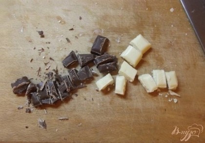 Белый шоколад мы ломаем кубиками и каждый из них вдоль делим на пополам аккуратно, чтобы они не крошились. Молочный же шоколад делим еще на две половинки. Подмешиваем шоколад в тесто. Я кроме того еще добавила грецкие орехи, но мужу не понравились они, мол в маленьком печенье еще и орехи, и я их в компонентах не писала. Выкладываем тесто по формочкам учитывая то, что оно поднимется в два раза.