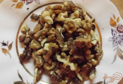 Грецкие орехи переберите (неприятно если попадется скорлупка или подпорченный орешек) и поломайте кусочками произвольного размера, но не мелко.