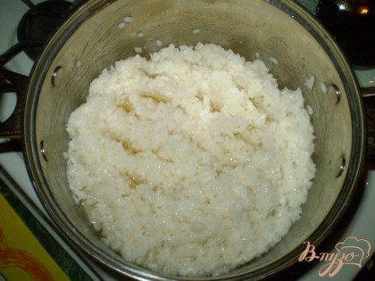 Когда рис будет готов, то приготовьте такую смесь: 4 ложки рисового уксуса смешайте с чайной ложкой соли и двумя чайными ложками сахара, но без горки! Раскалатите до растворения полного и этой смесью полейте рис. Перемешайте. Дайте рису немного остыть. Можно охладить полностью, но мне кажется пока он горячий, лучше водоросли принимают форму, да и сам рис лучше распределяется.