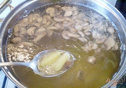 Спустя 15 минут добавьте жаренные шампиньоны и репчатый лук в суп. Варите еще 5 минут.