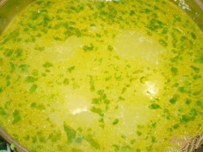 Вводим в суп зажарку. Добавляем зелень, пробуем на соль. И через пару минуток кипения суп можно выключать. Зелень конечно лучше положить в суп при подаче, но у меня её много, я кладу и в суп при варке, и в тарелочку при подаче, свеженькой.