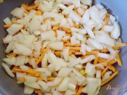 Обжарьте лук и морковь на оливковом масле до готовности. Под крышкой. Все овощи принято готовить под крышкой.