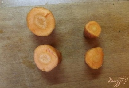 Очистите и хорошенько вымойте морковь. Разделите ее на кусочки длинной три-четыре сантиметра. Морковь это единственный компонент бульона, которые в последствии вы будете подавать с мясом.