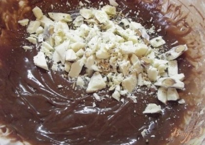 В получившее шоколадное тесто положите оставшийся белый шоколад (ту его часть, которая измельченная).