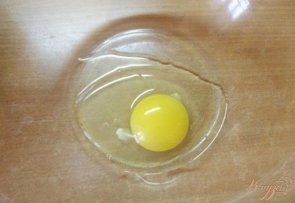  Для приготовления возьмите миску побольше и вбейте туда одно куриное яйцо.