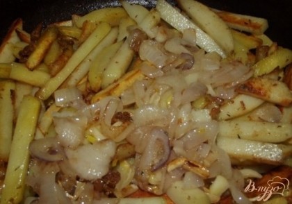 Когда картофель будет готов, выложите сало с чесноком и посолите все. Накройте крышкой и оставьте на медленном огне на пару минут.