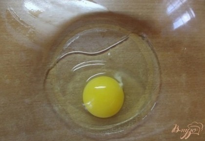 В миске взбиваем вилкой одно большое куриное яйцо.