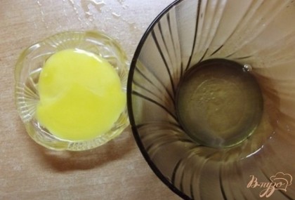 Дальше приготовьте соус. Отделите желток от белка. Белок вам не понадобиться. В мисочке смешайте оливковое масло с солью и лимонным соком.