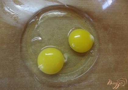 В глубокую миску, чтобы было удобно взбивать миксером, вбейте два больших куриных яйца.