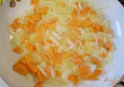 Теперь пока голова толстолобика варится, подготовьте овощи. Картофель, репчатый лук и морковь нужно почистить и вымыть. Сорт риса значения не имеет. Выбирайте тот, который вы любите. Рис нужно перебрать от порченных зерен и камушков, промыть до чистой воды. Вместо риса можно использовать пшено, арнаутку, овсянку или манную крупу. С последней не менее вкусно, чем с рисом. Репчатый лук порежьте полукольцами. Поставьте сковороду на огонь, налейте растительного масла (подсолнечное или оливковое), и обжаривайте помешивая репчатый лук. Морковь нужно порезать полукольцами или брусочками, соломкой. Важно, что тертая морковь вбирает много жира, поэтому лучше её порезать. Морковь добавляем к репчатому луку и жарим овощи до готовности под крышкой на медленном огне.