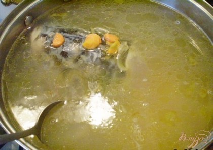 Готовый суп заправляем жаренными овощами. Провариваем еще пять минут. Пробуем на соль. Корректируем.