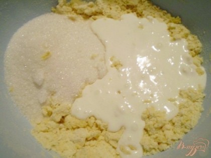 К пшеничной муке добавьте холодный маргарин, и руками раскрошите его и смешайте с мукой. Должны получится просто крошки. Добавляем кукурузную муку, размешиваем. Далее добавляем мед, разрыхлитель для теста, ванилин, яйцо. Размешиваем. Далее сахар и сметана.