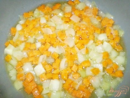 Обжариваем на растительном масле лук с морковью до готовности под крышкой.