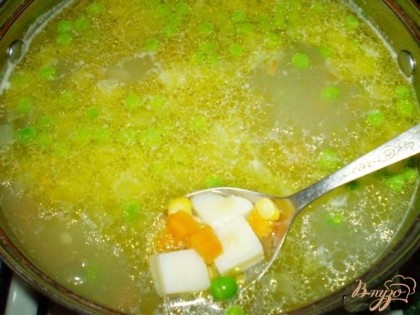 С момента варки картофеля засеките 10 минут, и бросьте кукурузу, варим дальше всё до готовности. За 5 минут до конца варки бросаем макароны, горошек (он вариться не более 5-6минут), зелень, и зажарку для супа. Провариваем 5 минут. Выключаем суп, пусть немного настоится. Тем временем проверяем мясо на готовность, я его поставила варить чуть раньше супа, поэтому к моменту готовности супа, мясо было уже готово.