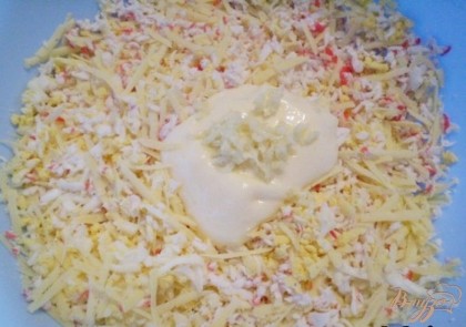 Делаем начинку для слоек - сыр твердый трем на крупной терке, яйца отварные тоже на терке, крабовые палочки если замороженные - то их легко потереть на терке, как у меня, а можно просто порезать мелкими кубиками. Заправляем майонезом, добавляем чеснок. Соль и специи по желанию. Смотря какой сорт сыра вы используете, я стараюсь покупать пресные, поэтому иногда досаливаю, но сегодня нет, крабовые палочки хорошо дали вкус соли.