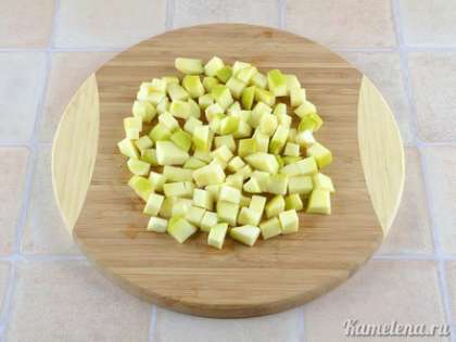 Яблоко порезать кубиками (чтобы яблоко не темнело можно использовать лимонный сок - протирать лезвие ножа кусочком лимона).