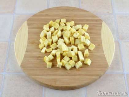 Банан порезать кубиками.