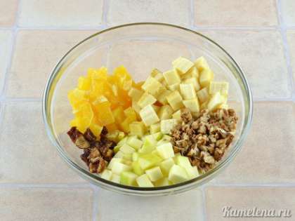 Апельсин, яблоко, банан, финики, орехи сложить в салатник, аккуратно перемешать.